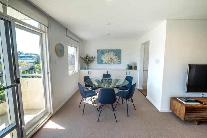 Room 4 of 9
