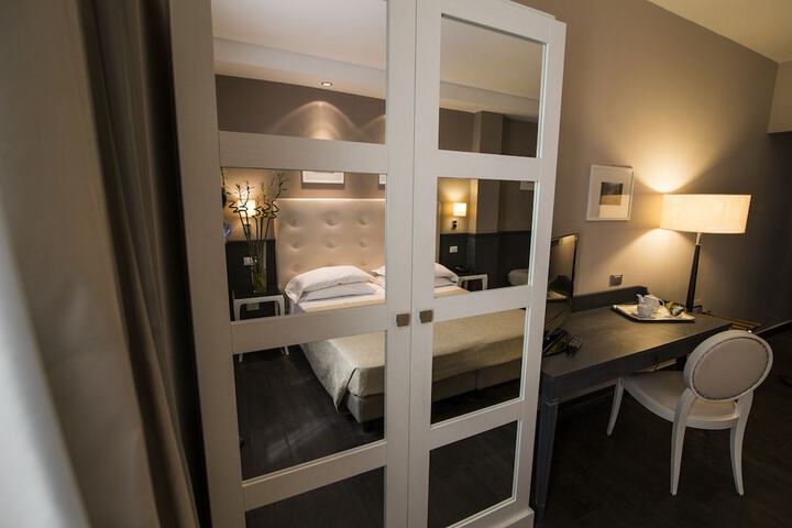 Room 3 of 32