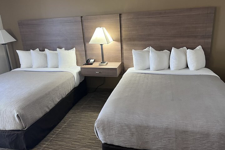2 Queen Beds (7 of 16)