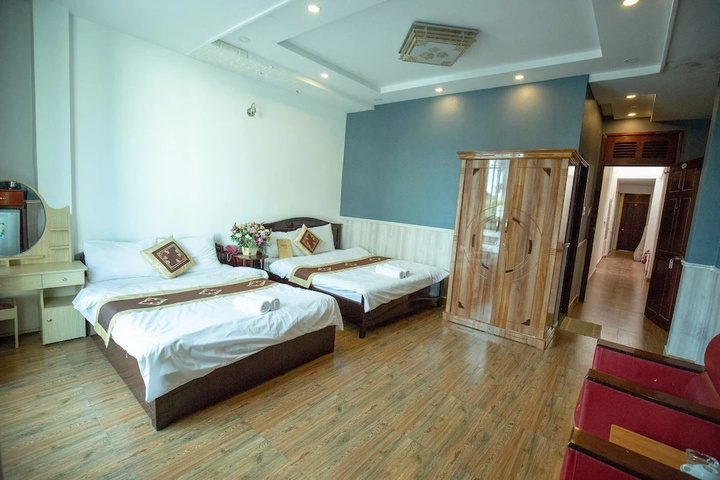 Room 4 of 12