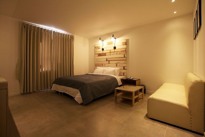Room 3 of 40