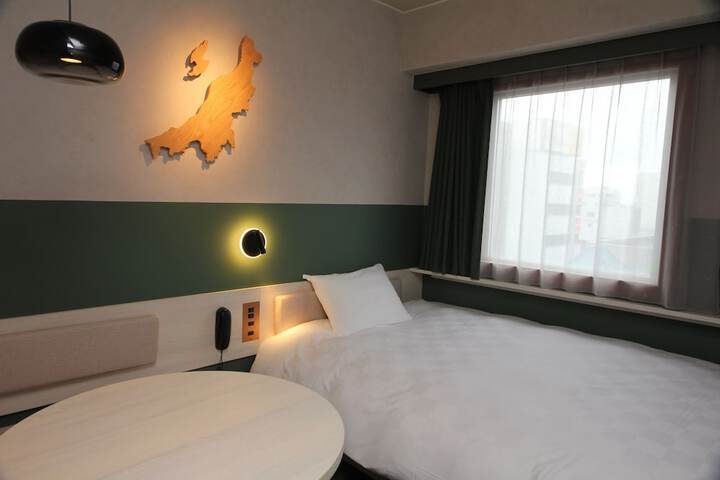 Room 6 of 28