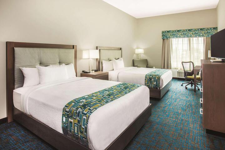 2 Queen Beds (2 of 8)