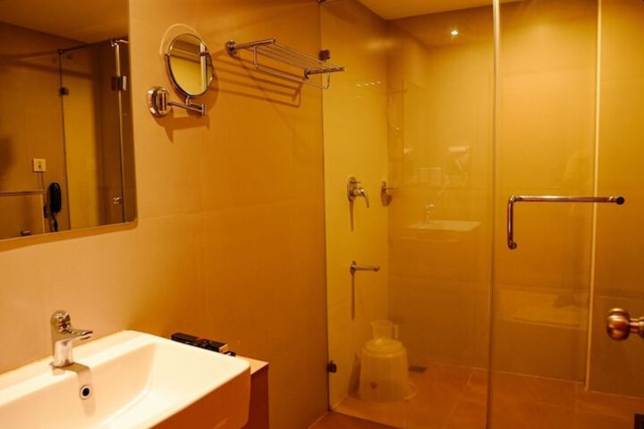 Room 13 of 38