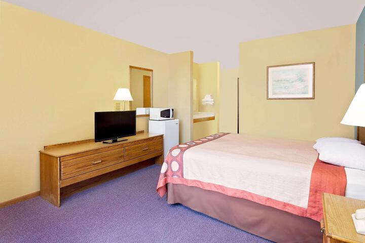 1 Queen Bed (17 of 19)