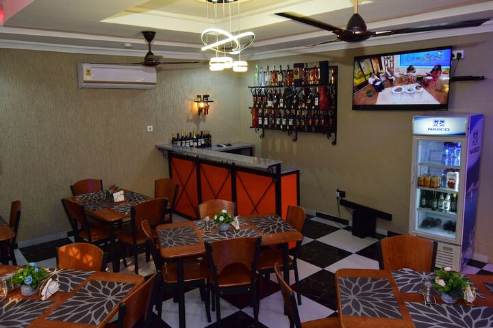Lounge 16 of 20