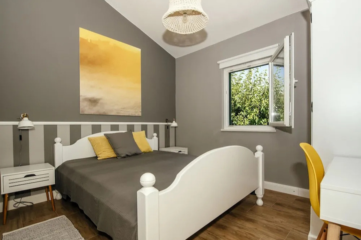 Room 4 of 20