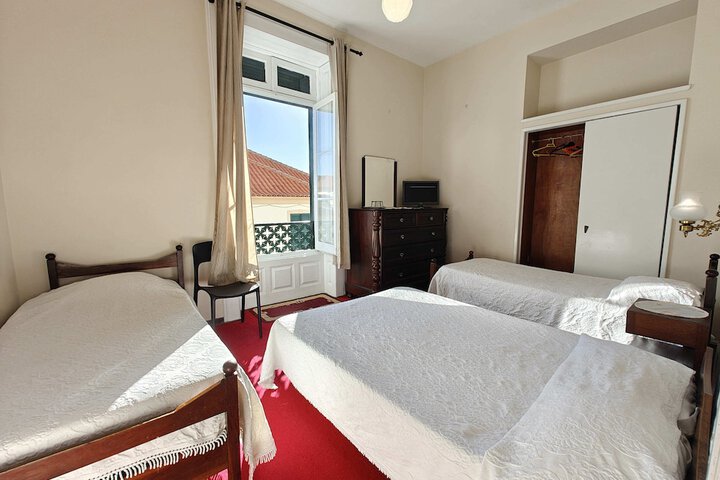 Room 28 of 141