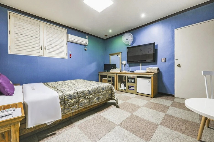 Room 2 of 10