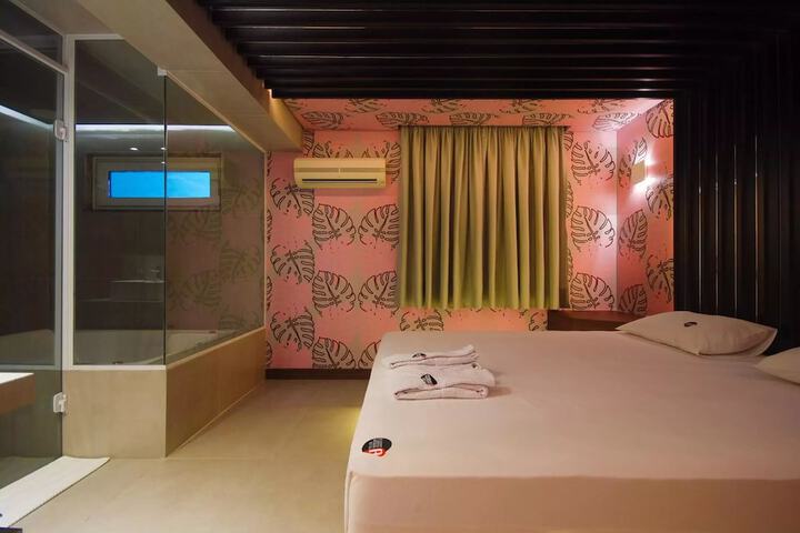 Room 21 of 37