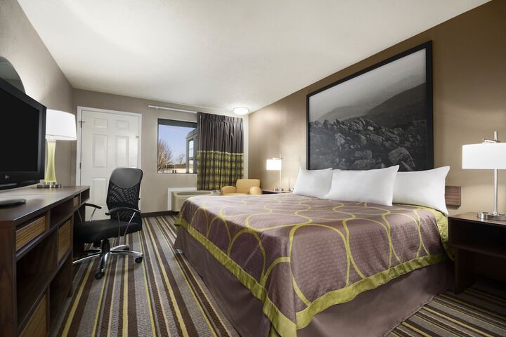 1 King Bed (3 of 10)
