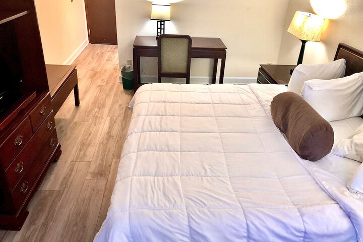 Single King Bed (3 of 5)