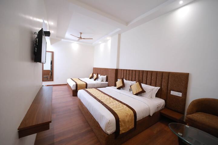 Room 5 of 76