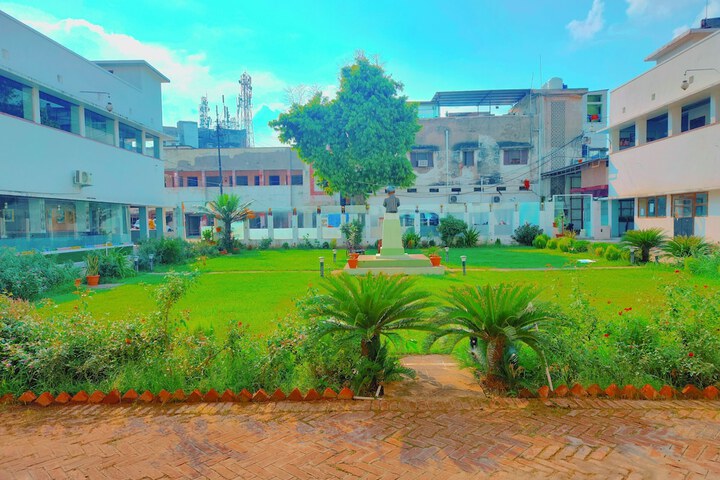 Hotel Exterior 41 of 44