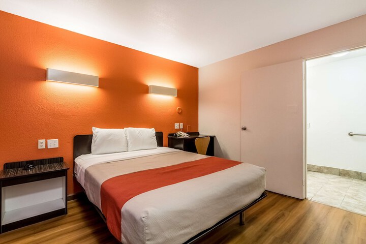 1 Queen Bed (10 of 16)