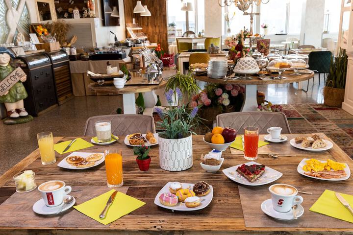 Breakfast/Coffee Service 75 of 90