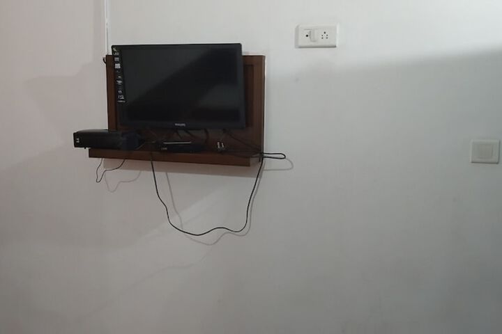 Room 8 of 18
