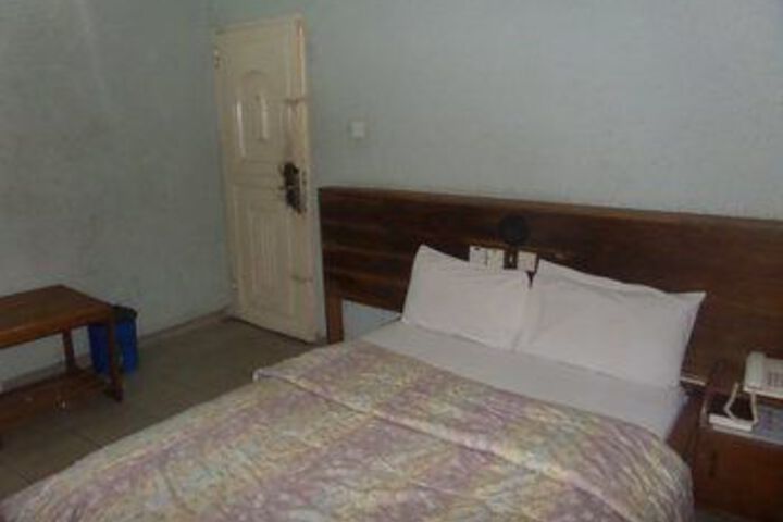 Room 16 of 28