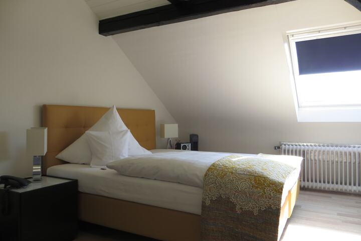 Room 4 of 33