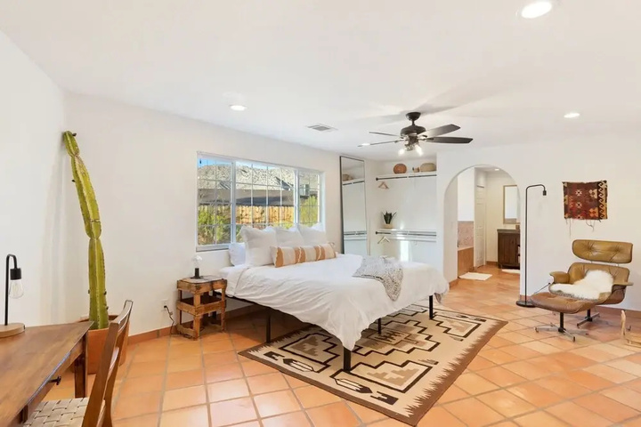 Casa Amarilla- Hot Tubfirepit,bbq & fantastic Yard For Families 4 Bedroom Home by RedAwning