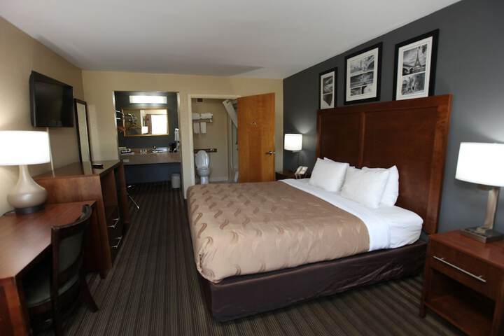 1 King Bed (3 of 11)