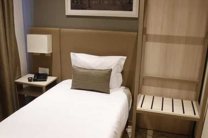 Room 12 of 32