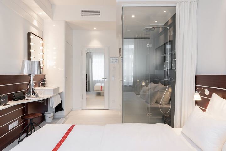 Room 15 of 82