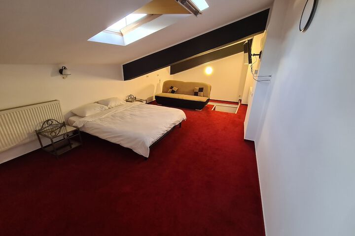 Room 5 of 11