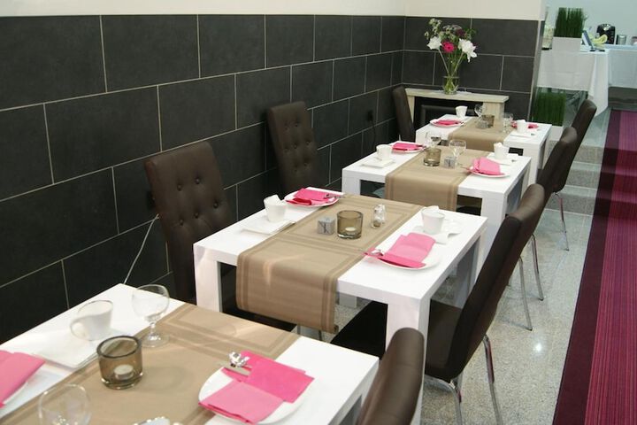 Dining 28 of 45