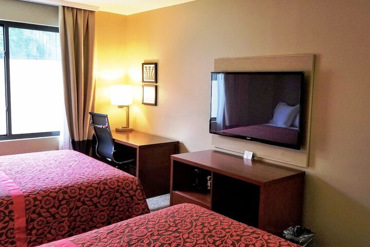 1 Queen Bed (4 of 10)