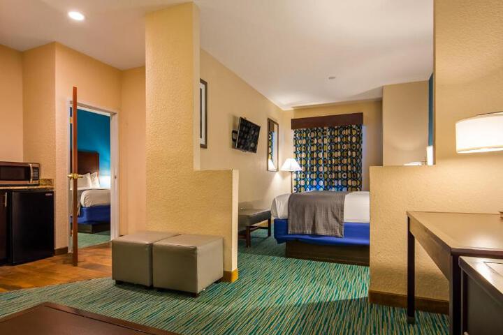 1 King Bed High Speed Internet Accessible Microwave and Refrigerator Flat Screen Television Full Breakfast (4 of 7)