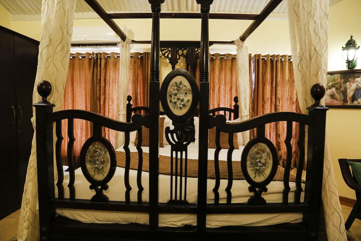 Room 13 of 36