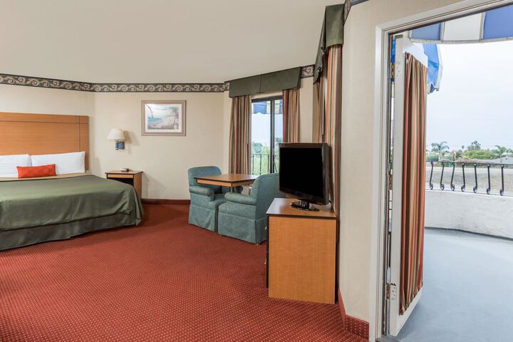 1 King Bed Ocean View (6 of 11)