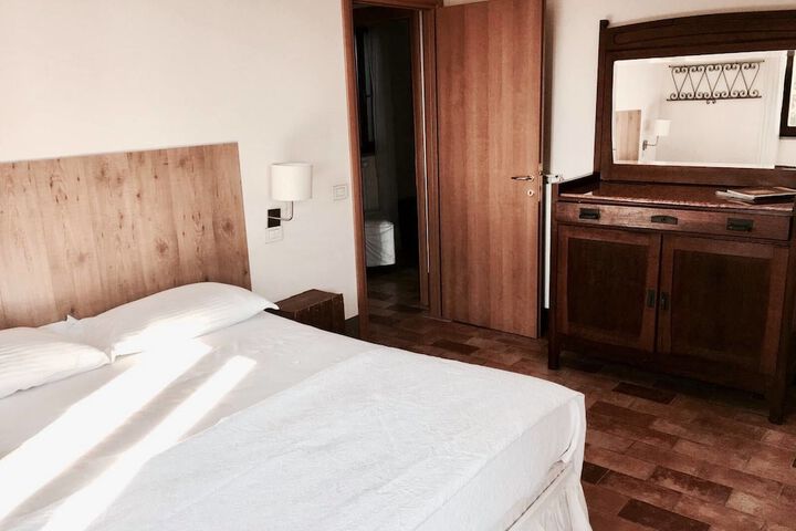 Room 2 of 38