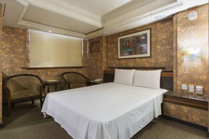 Room 13 of 19