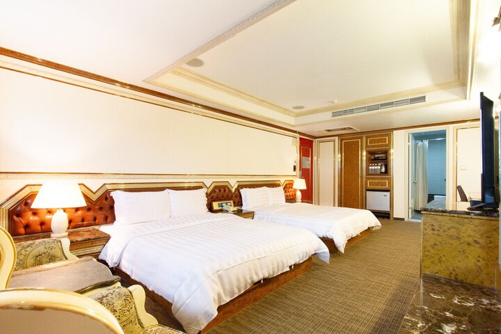 Room 8 of 34