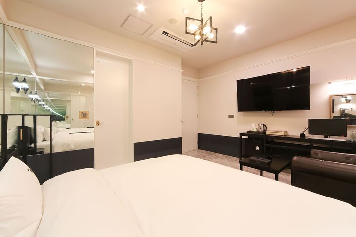 Room 102 of 152