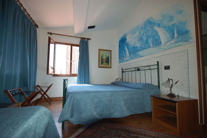 Room 5 of 12