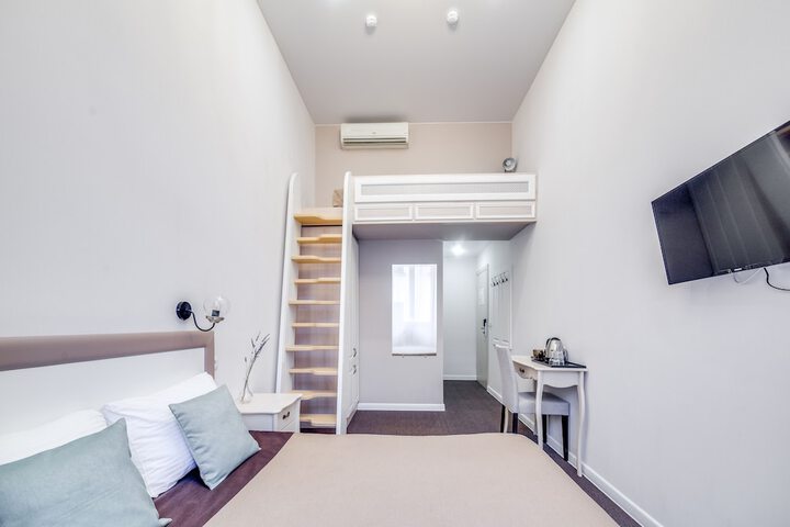 Room 8 of 16