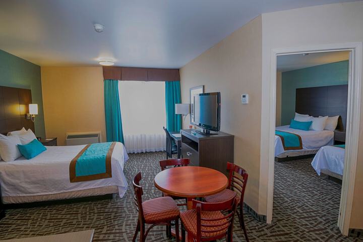 1 Queen Bed Tower Sofa Bed Work Desk Microwave and Refrigerator High Speed Internet Accessible Full Breakfast (22 of 26)