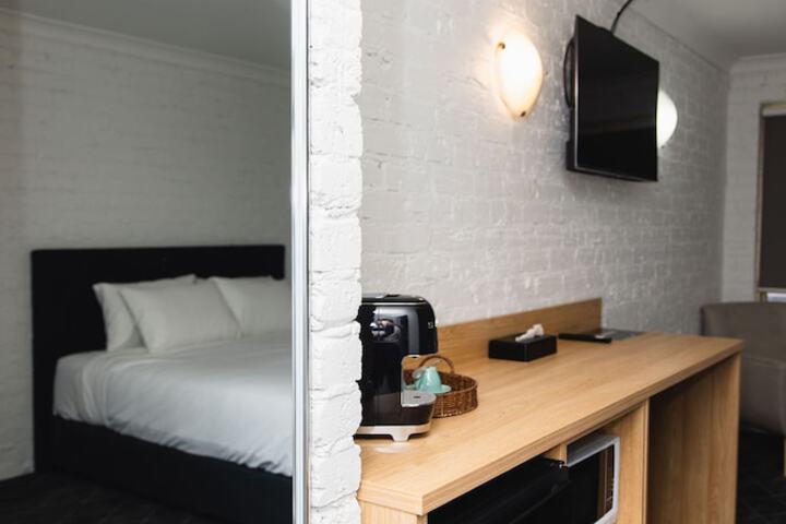 Room 4 of 28