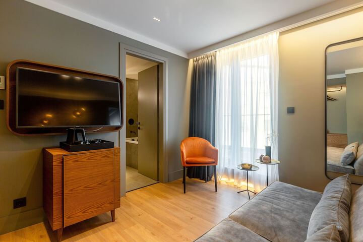 Room 33 of 62
