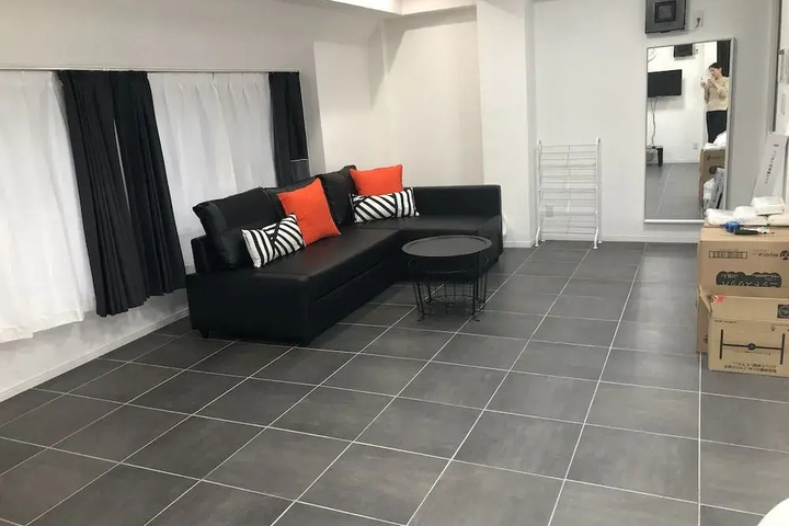 Room 6 of 8