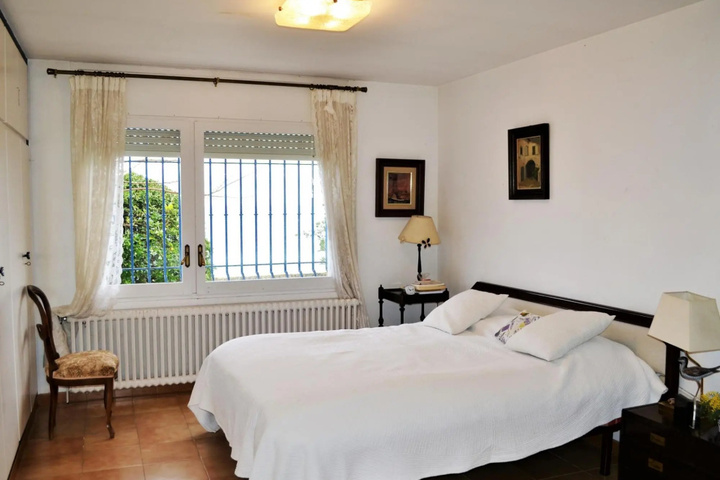 Room 4 of 16