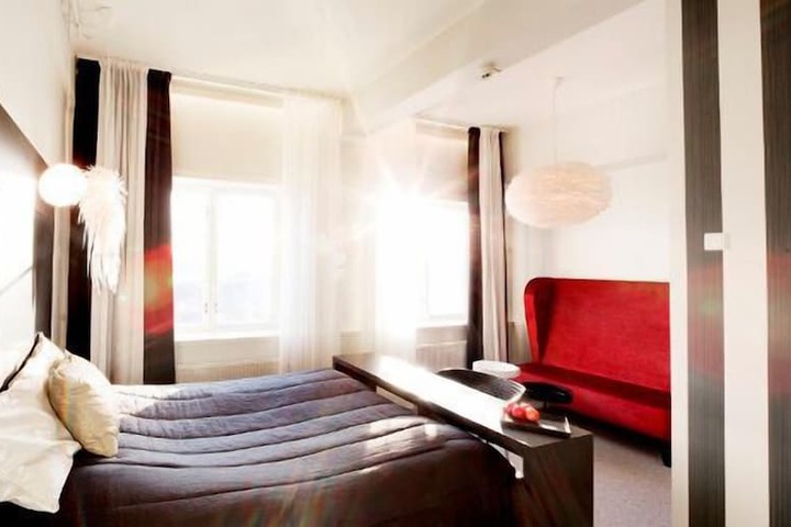 Room 10 of 28