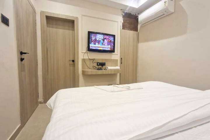 Room 8 of 17