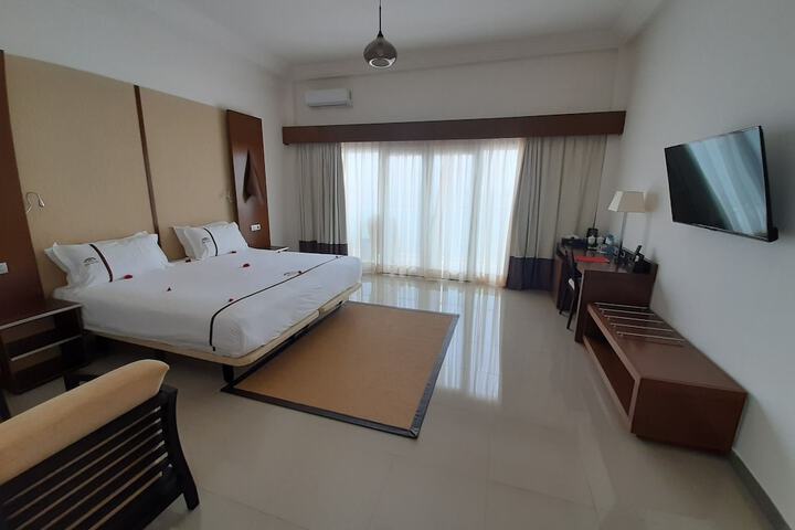 Room 5 of 103