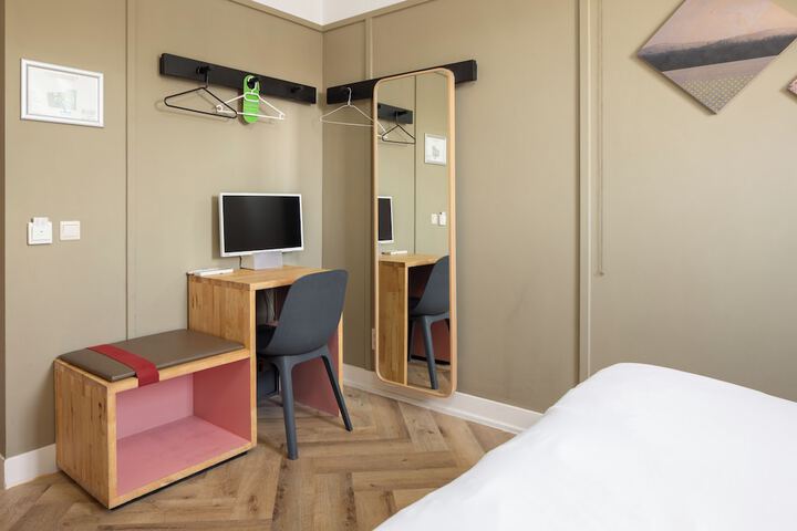 Room 12 of 46