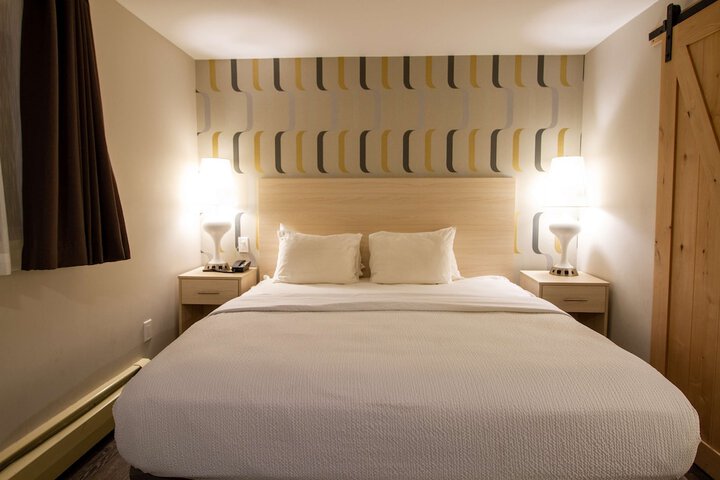 1 King Bed (15 of 16)