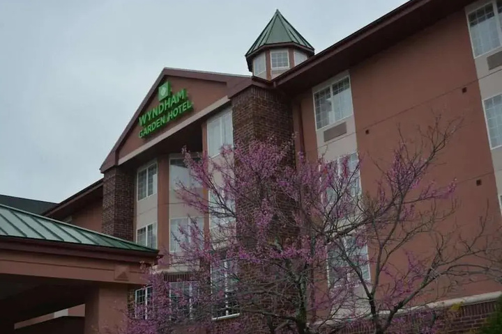 Exterior of Quality Inn & Suites